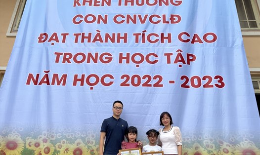 Bố mẹ và các cô chú đồng nghiệp đưa các con đạt thành tích cao đến nhận khen thưởng của Công đoàn Các khu công nghiệp và chế xuất Hà Nội. Ảnh: Hà Nội