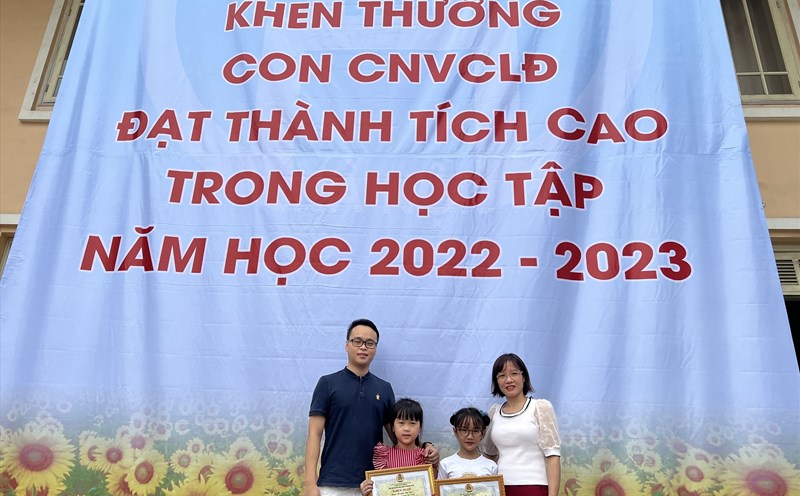 Bố mẹ và các cô chú đồng nghiệp đưa các con đạt thành tích cao đến nhận khen thưởng của Công đoàn Các khu công nghiệp và chế xuất Hà Nội. Ảnh: Hà Nội