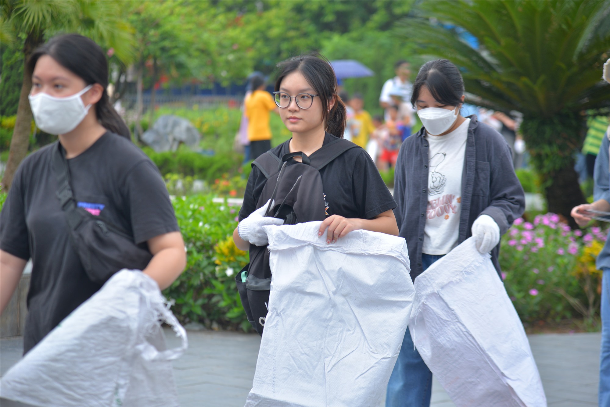 Mỗi tình nguyện viên được phát bao tay, kẹp sắt, bao tải trước khi tiến hành nhặt rác. Ảnh: Ban tổ chức 
