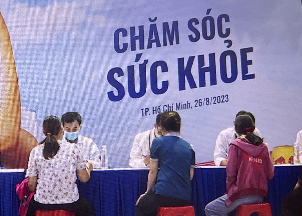 Thanh niên công nhân được chăm sóc sức khỏe tại ngày hội. Ảnh: Huỳnh Phương