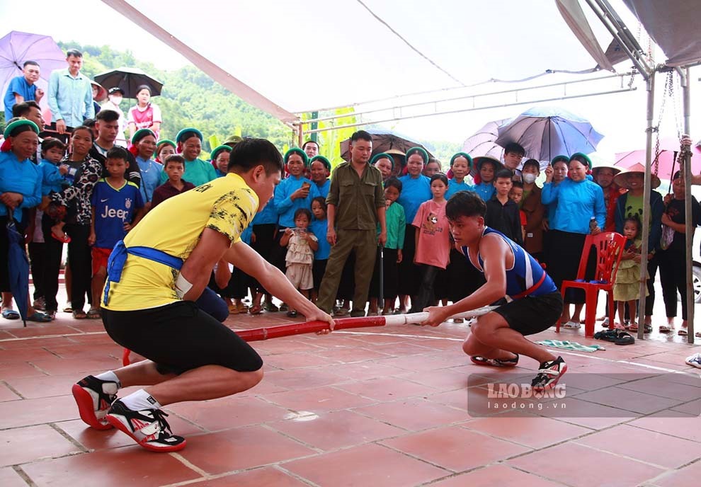 Môn thi đẩy gậy thu hút số đông cổ động viên tham gia cổ vũ. Ảnh: Đoàn Hưng