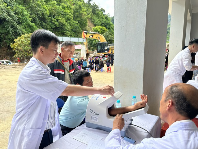 Khám bệnh, cấp thuốc miễn phí cho bà con vùng lũ Hồ Bốn, huyện Mù Cang Chải. Ảnh: Sở Y tế tỉnh Yên Bái