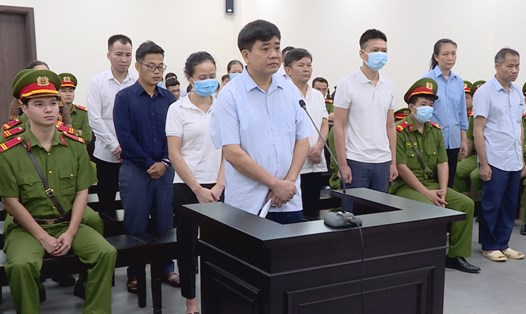 Cựu Chủ tịch Hà Nội Nguyễn Đức Chung và các bị cáo tại phiên toà sơ thẩm. Ảnh: H.Phương