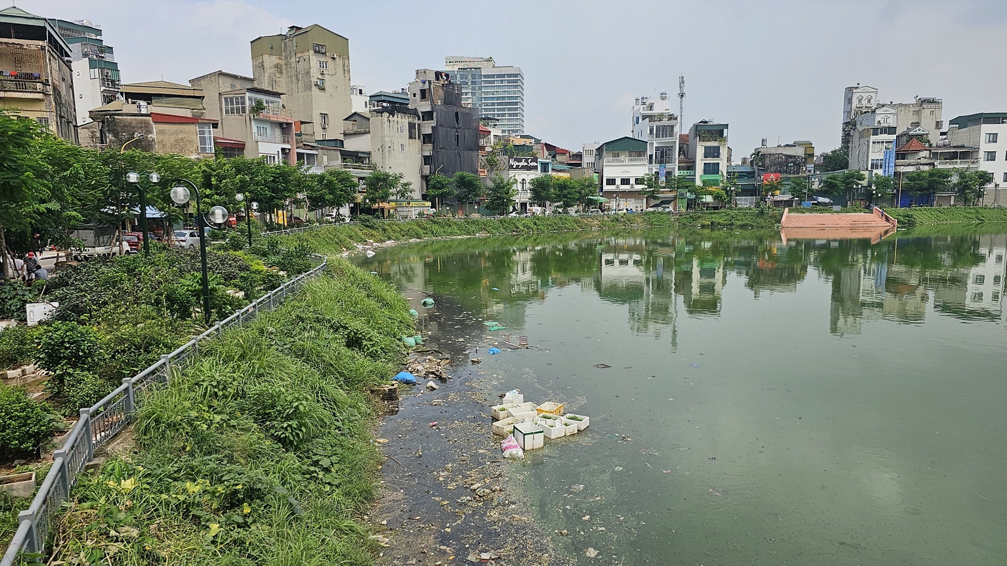 Tuy nhiên, từ năm 2004, dự án cải tạo hồ Linh Quang đã chính thức được khởi công, nhưng sau gần 20 năm, chất lượng nước của hồ vẫn không mấy cải thiện. Bên dưới hồ nguồn nước bị ô nhiễm, rác thải bủa vây; bên trên nhiều vi phạm về trật tự đô thị, an toàn giao thông khiến nhiều người dân bức xúc.