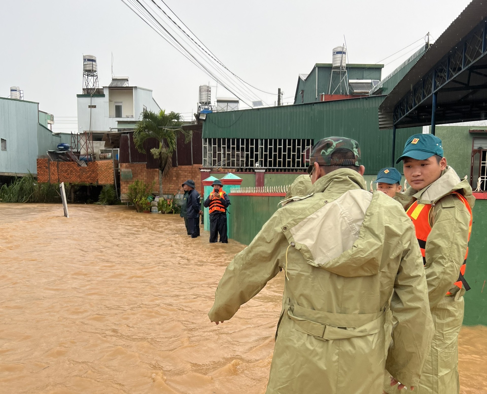 Lực lượng chức năng khẩn trương vào cuộc hỗ trợ người dân vùng ngập lụt. Ảnh: Khánh Phúc