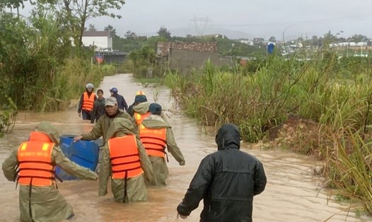 Lực lượng chức năng ở thành phố Bảo Lộc hỗ trợ người dân di chuyển người và tài sản khỏi khu vực mưa lũ, ngập úng. Ảnh: Khánh Phúc