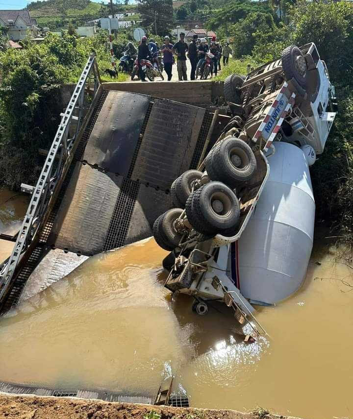 Cầu Tà Năng 2 trên đường ĐT.729 thuộc địa bàn xã Tà Năng, huyện Đức Trọng, tỉnh Lâm Đồng đã bị sập. Ảnh: C.Thành