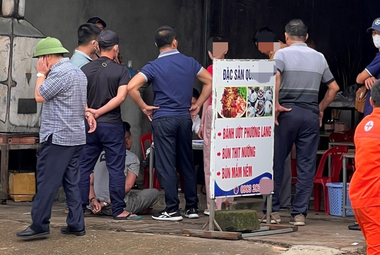 Nguyễn Quốc Quân (ngồi) bị bắt giữ tại 1 hàng quán tại thị trấn Khe Sanh. Ảnh: Mai Dung