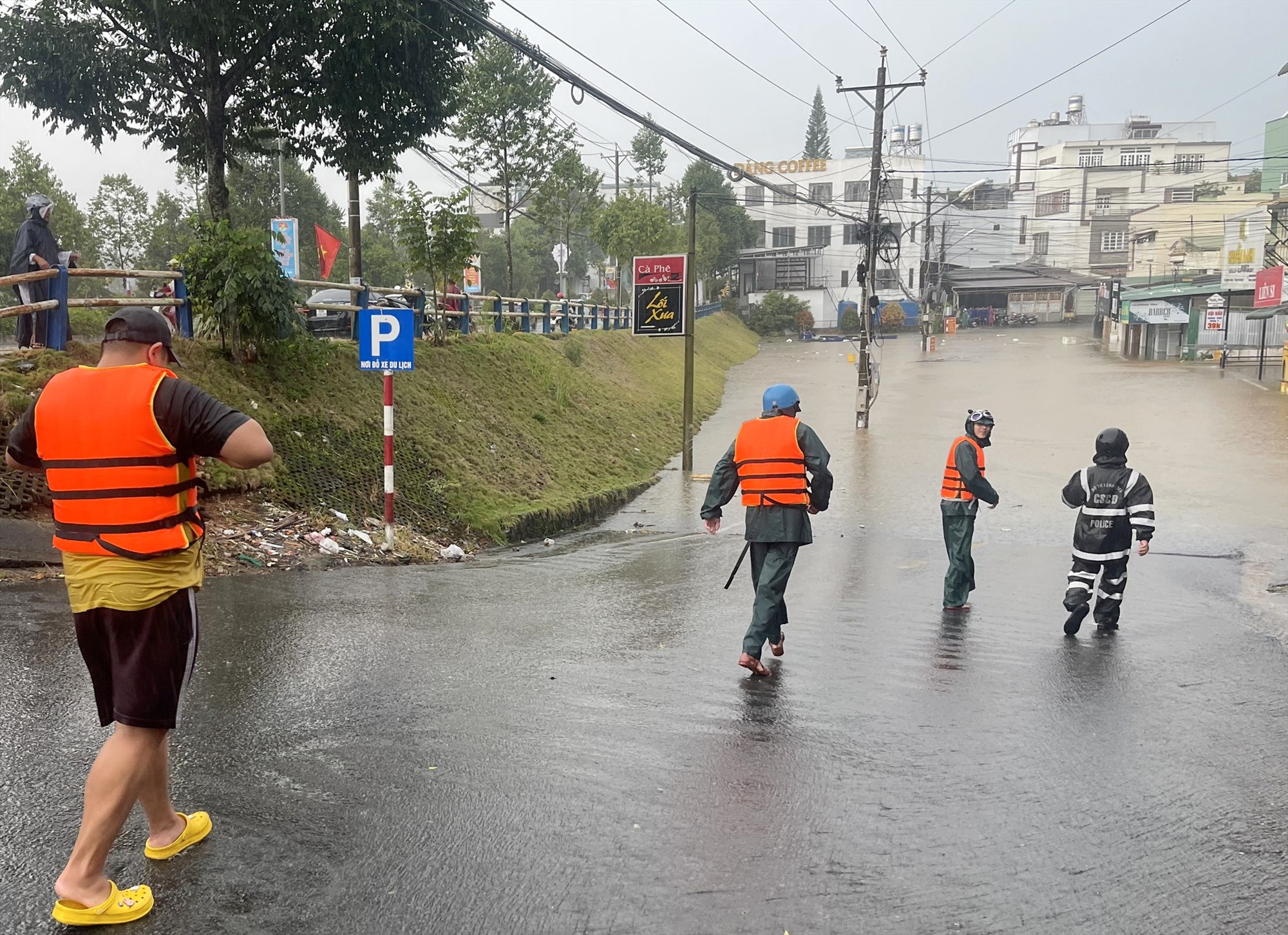 Lực lượng chức năng khẩn trương vào cuộc, có mặt tại các khu vực ngập úng nghiêm trọng ở thành phố Bảo Lộc: Ảnh: Khánh Phúc