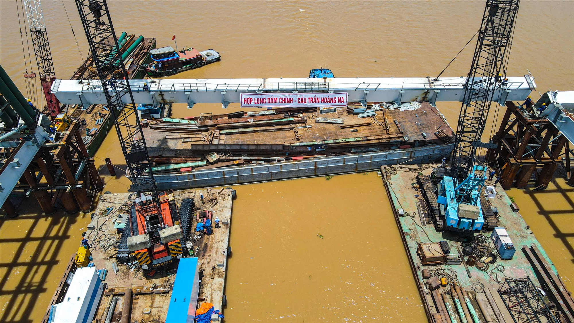 Đoạn dầm dọc bằng thép cuối cùng dài 53m, nặng 150 tấn được đơn vị thi công lắp vào nhịp giữa cầu Trần Hoàng Na (ở phía thượng lưu).