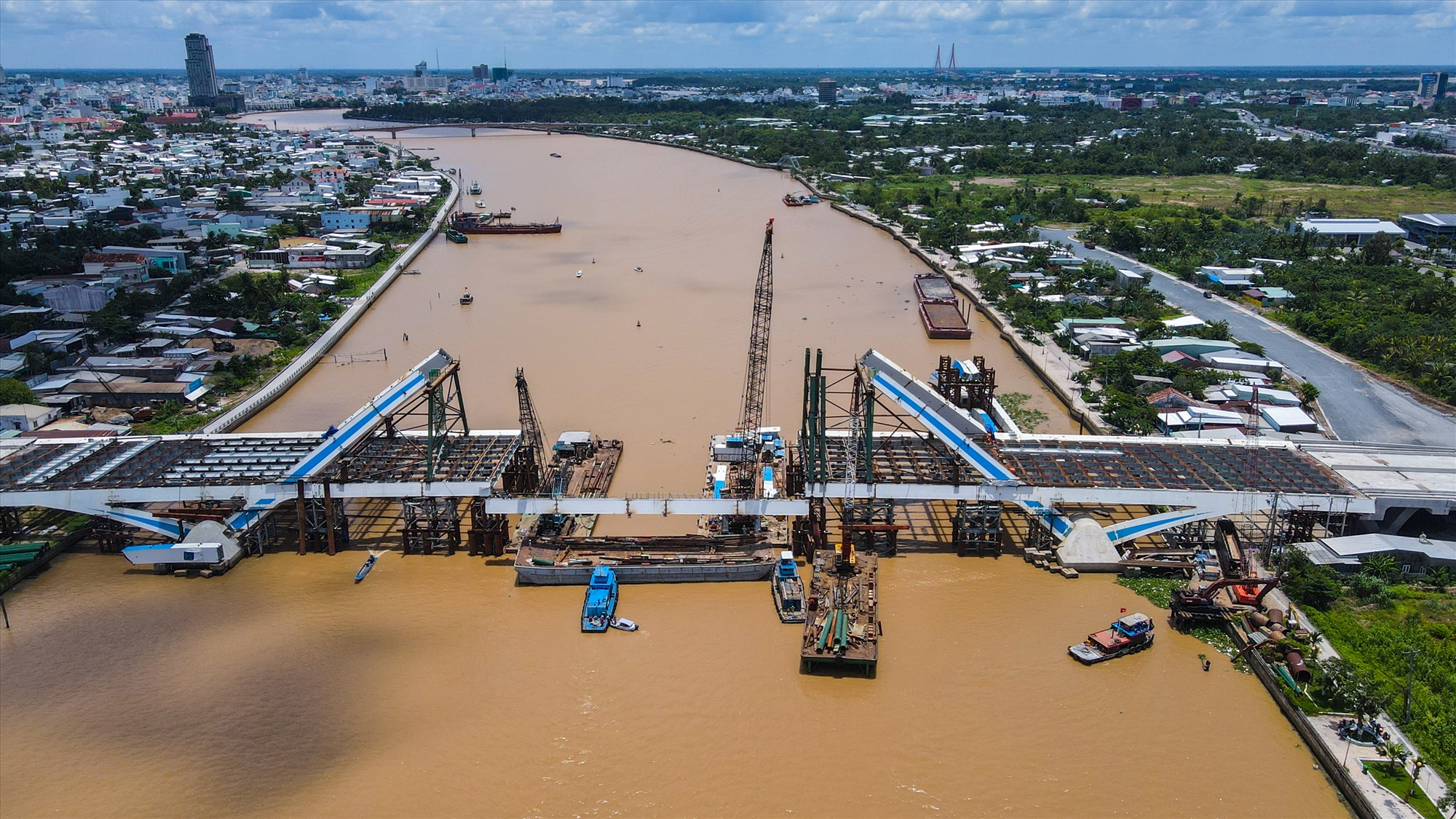 Ngày 26.8, cầu Trần Hoàng Na bắc qua sông Cần Thơ nối hai quận Ninh Kiều và Cái Răng chính thức hợp long đợt thứ nhất. 