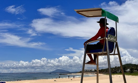 Ca nô giám sát du khách tại bãi tắm. Ảnh: Duy Tuấn