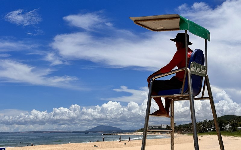 Ca nô giám sát du khách tại bãi tắm. Ảnh: Duy Tuấn