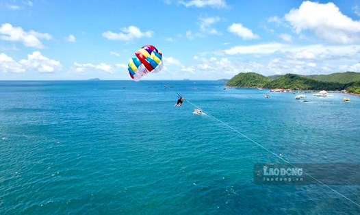 Du khách trải nghiệm dù lượn ở An Thới (TP Phú Quốc). Ảnh: Thanh Bồng