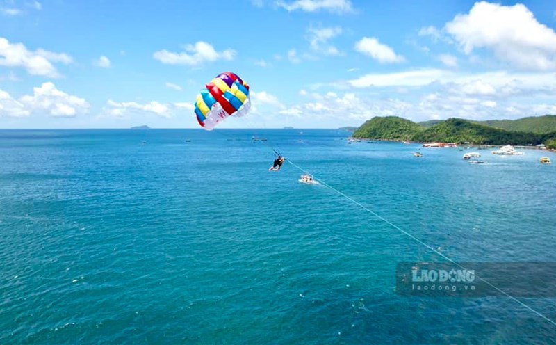 Du khách trải nghiệm dù lượn ở An Thới (TP Phú Quốc). Ảnh: Thanh Bồng