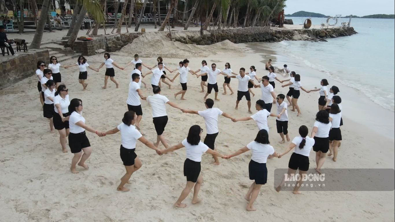 Du khách tham gia các trò chơi tập thể ở bãi biển Phú Quốc. Ảnh: Thanh Bồng
