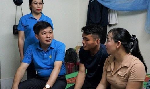 Chủ tịch LĐLĐ tỉnh Nghệ An Kha Văn Tám thăm và trò chuyện với công nhân tại khu nhà trọ. Ảnh: Thanh Tùng