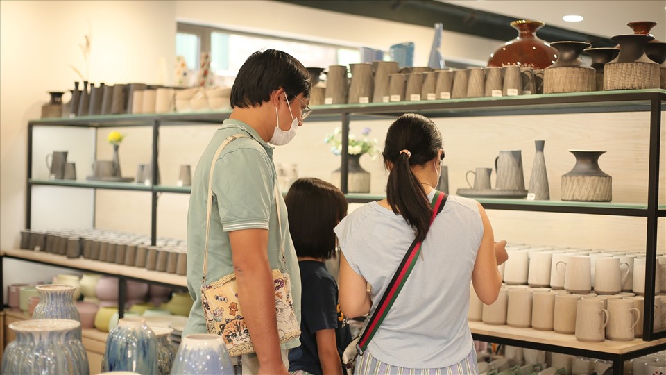 Du khách có thể mua các sản phẩm mỹ nghệ từ gốm. Ảnh: Hồng Diệp – Đình Hiếu