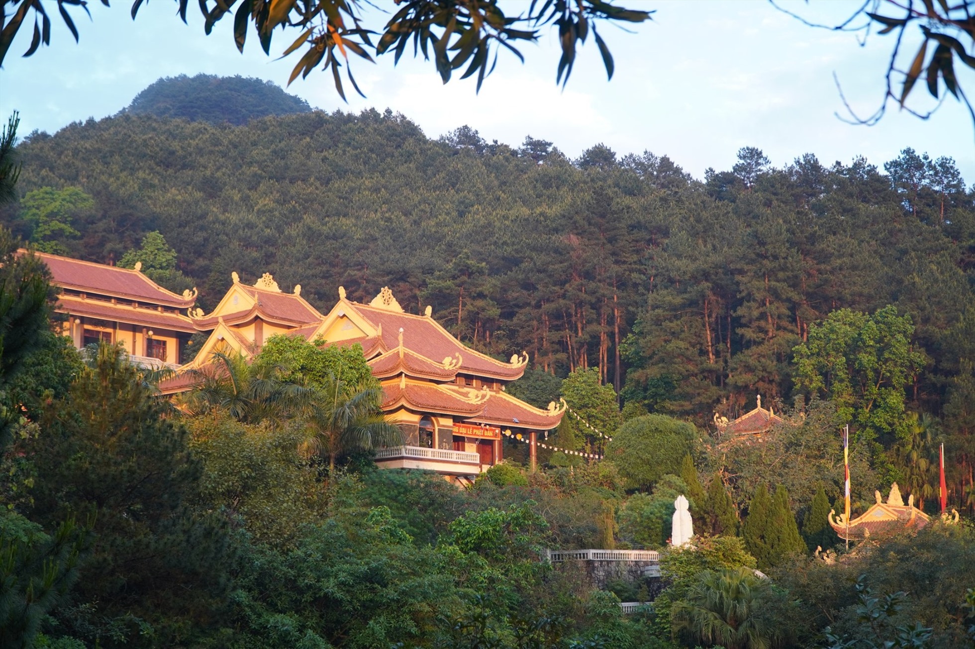 Du khách ở xa đến có thể nghỉ lại để tham quan và nghiên cứu về Phật Pháp. Ảnh: Thiền viện Trúc Lâm Tây Thiên