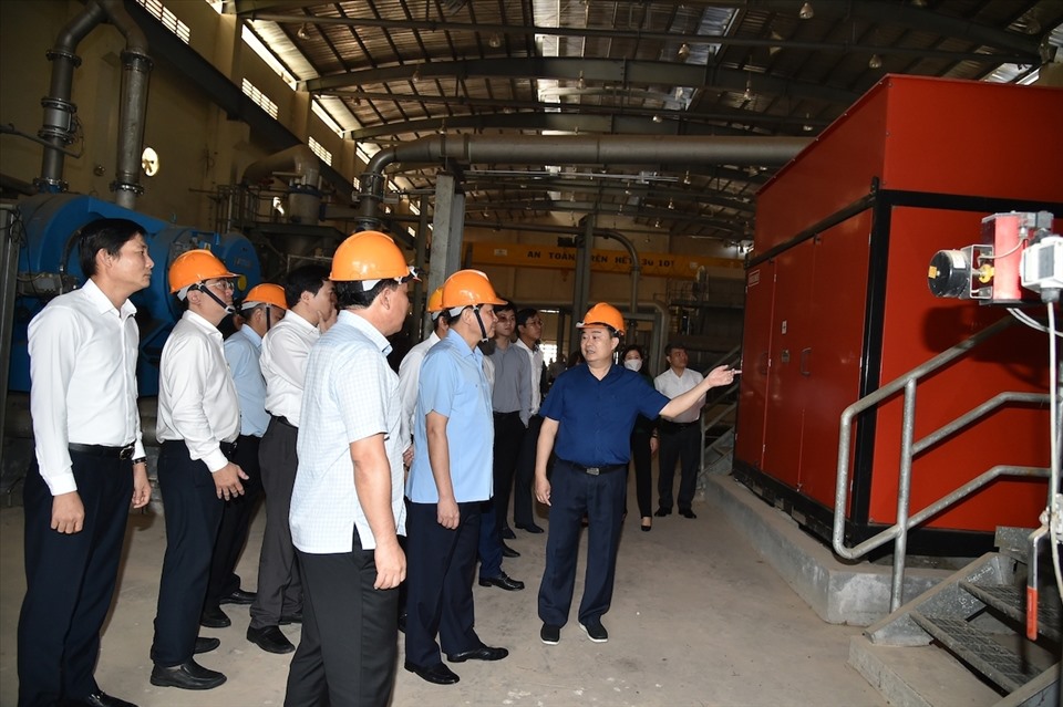 Phó Thủ tướng Lê Minh Khái khảo sát thực tế dự án Nhà máy Bột giấy Phương Nam, tỉnh Long An, ngày 26.3. Ảnh: VGP 