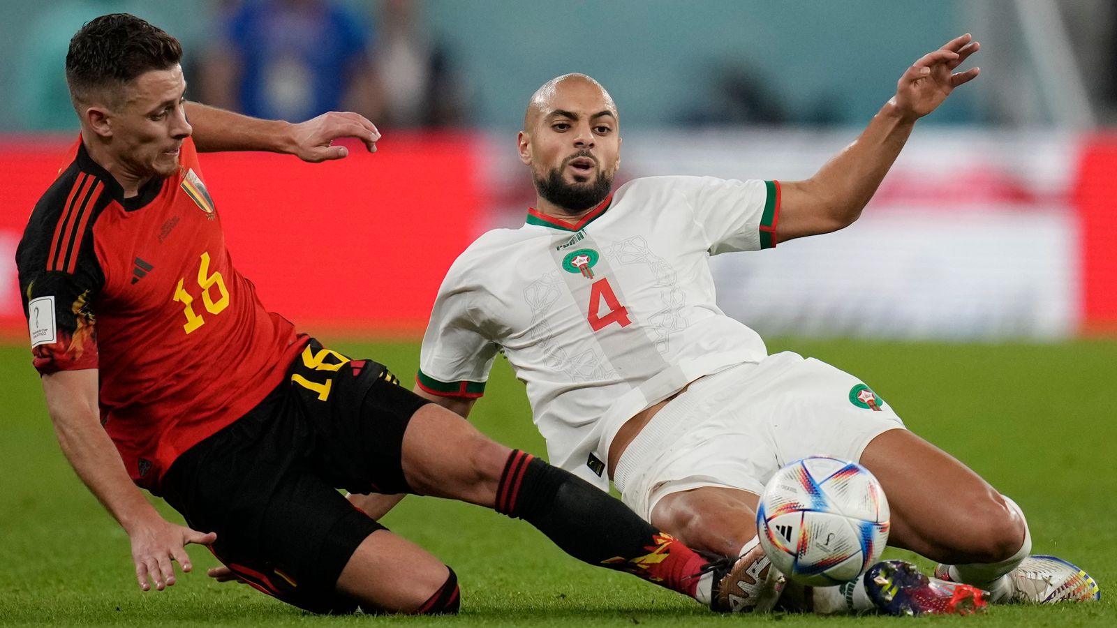 Sofyan Amrabat (áo trắng) chơi rất ấn tượng tại World Cup 2022. Ảnh: FIFA