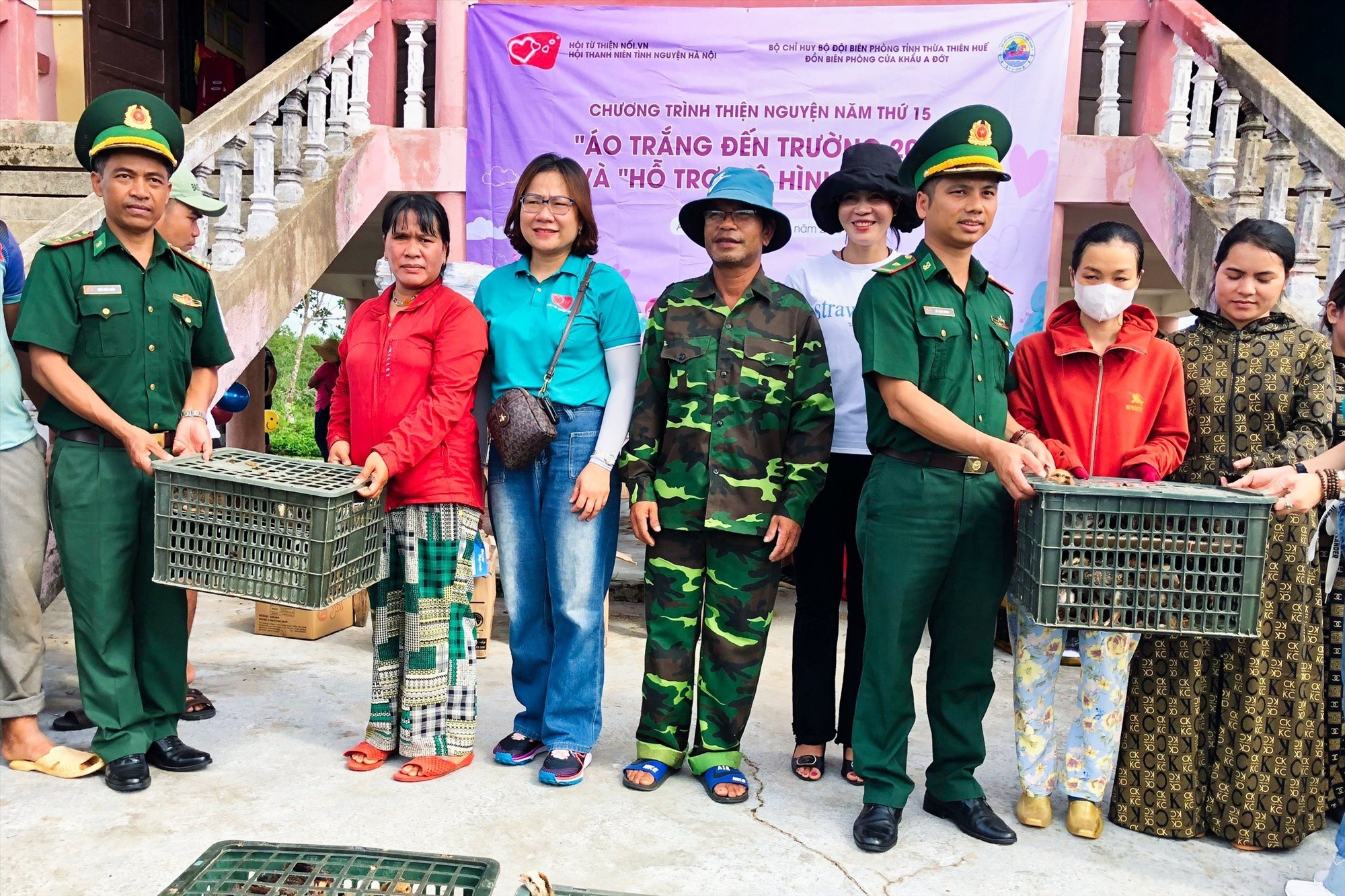 Đại diện các đơn vị trao tặng mô hình sinh kế cho các gia đình có hoàn cảnh khó khăn. Ảnh: Võ Tiến.