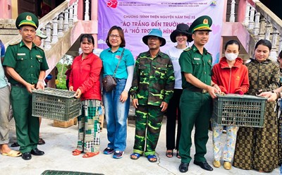 Đại diện các đơn vị trao tặng mô hình sinh kế cho các gia đình có hoàn cảnh khó khăn. Ảnh: Võ Tiến.