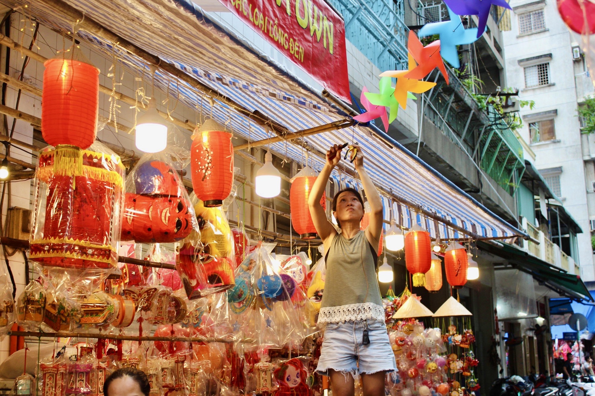 Chị Oanh, chủ cửa hàng lồng đèn Downtown đã nhiều năm bán lồng đèn tại đây chia sẻ, chị thấy rất vui mừng khi con phố lồng đèn được trang hoàng lộng lẫy để trẻ con có được mùa Tết Trung thu trọn vẹn.