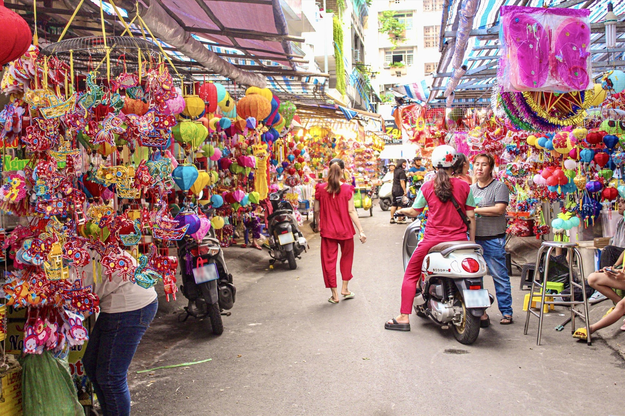 Những chiếc lồng đèn xinh xắn với đa dạng mẫu mã từ truyền thống đến hiện đại đã được trưng bày, “nhuộm đỏ” cả con đường Lương Nhữ Học (Quận 5) trong những ngày này.
