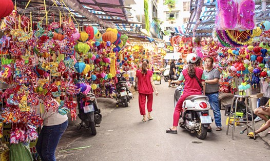 Những chiếc lồng đèn xinh xắn với đa dạng mẫu mã từ truyền thống đến hiện đại đã được trưng bày, “nhuộm đỏ” cả con đường Lương Nhữ Học (Quận 5) trong những ngày này.