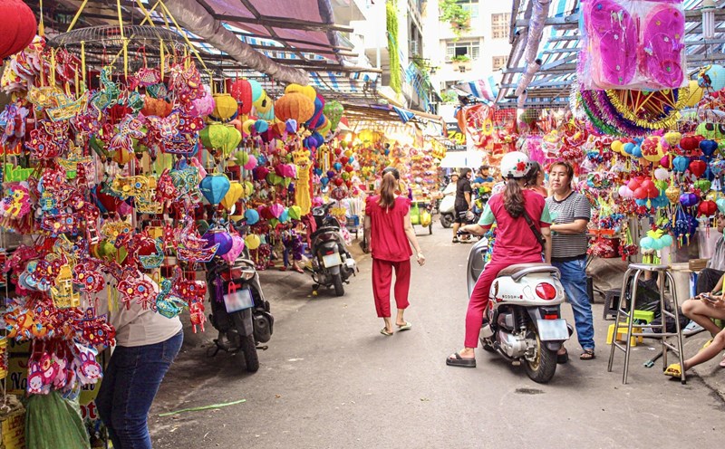 Những chiếc lồng đèn xinh xắn với đa dạng mẫu mã từ truyền thống đến hiện đại đã được trưng bày, “nhuộm đỏ” cả con đường Lương Nhữ Học (Quận 5) trong những ngày này.