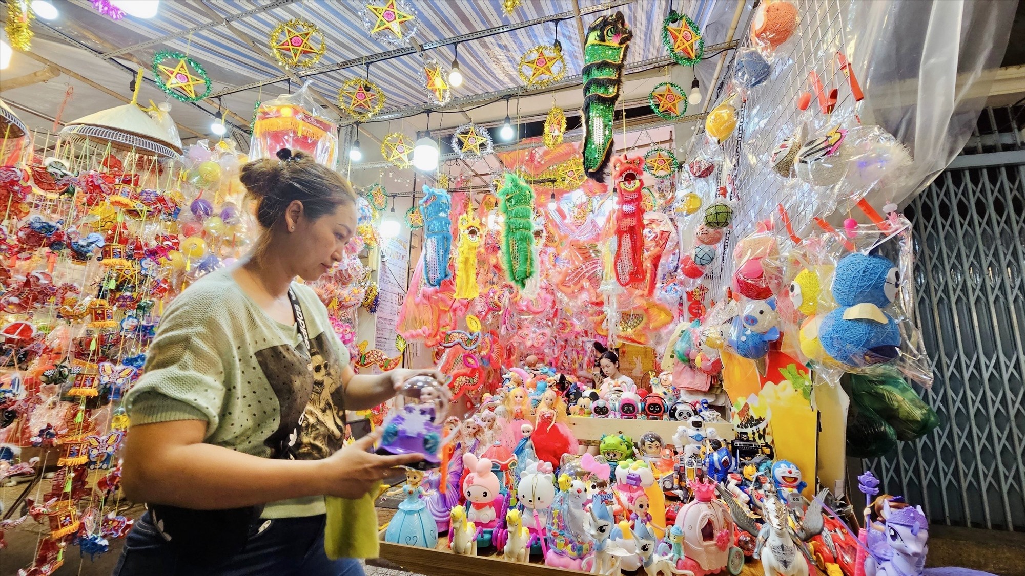 Chị Tống Khánh Dung, chủ một cửa hàng lồng đèn tại đây cho biết, giá các lồng đèn dao động từ 25.000 - 450.000 đồng/chiếc, tùy mẫu mã và kích cỡ. “Năm nay, cửa hàng tôi nhập về rất nhiều mẫu lồng đèn khác nhau, từ lồng đèn truyền thống đến lồng đèn điện tử và còn một số mẫu mã khác cửa hàng tôi đã đặt và sẽ sớm về hàng. Những mẫu lồng đèn thủ công sẽ có giá cao hơn những lồng đèn điện tử”.