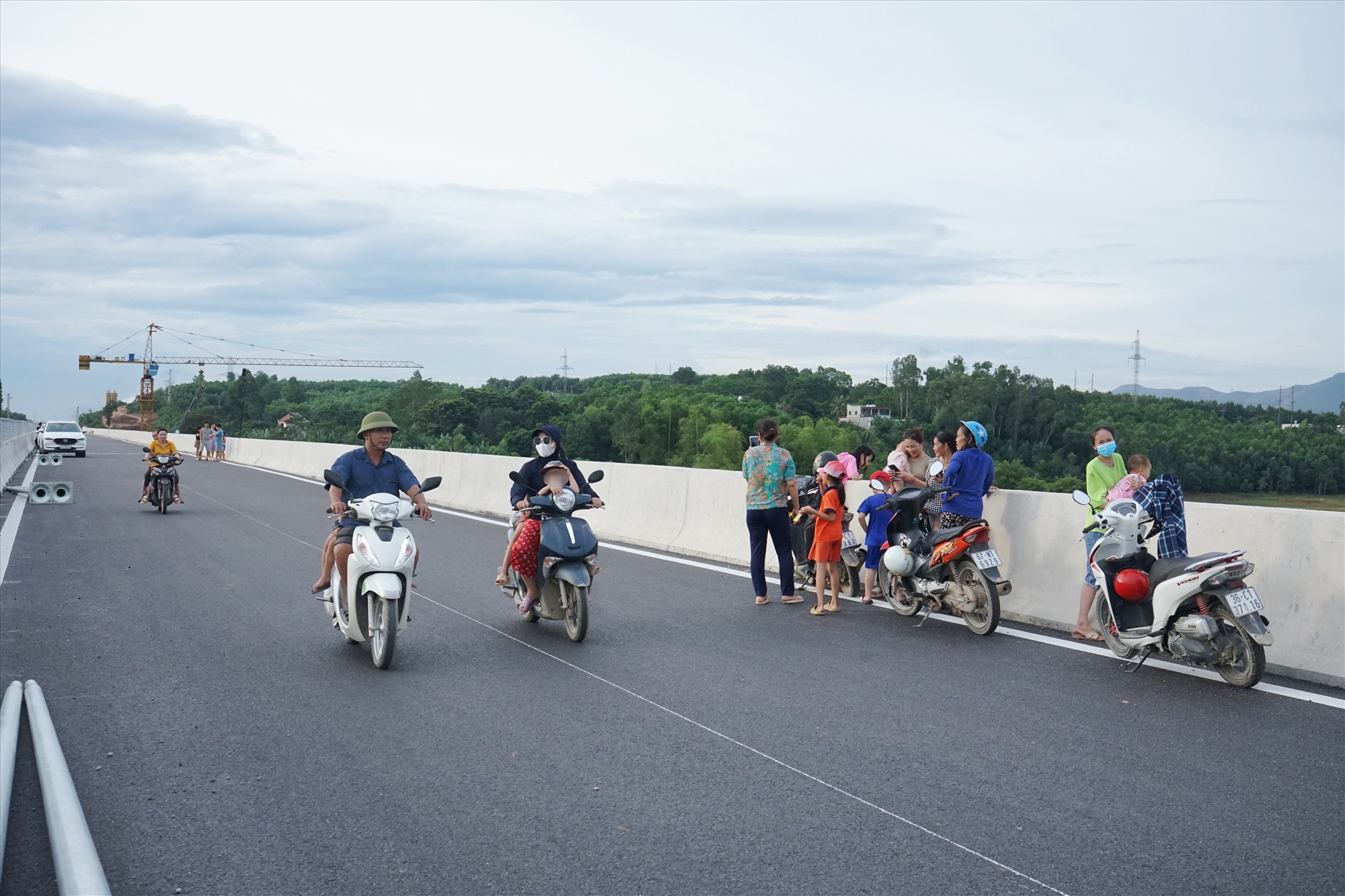 “Do khung cảnh cầu khá đẹp, nên những ngày trở lại đây, vào mỗi buổi chiều muộn người dân từ khắp nơi lại ùn ùn tập trung lên câu đi hóng gió, chụp hình lưu niệm” - một người dân xã Yên Mỹ, huyện Nông Cống chia sẻ. Ảnh: Quách Du