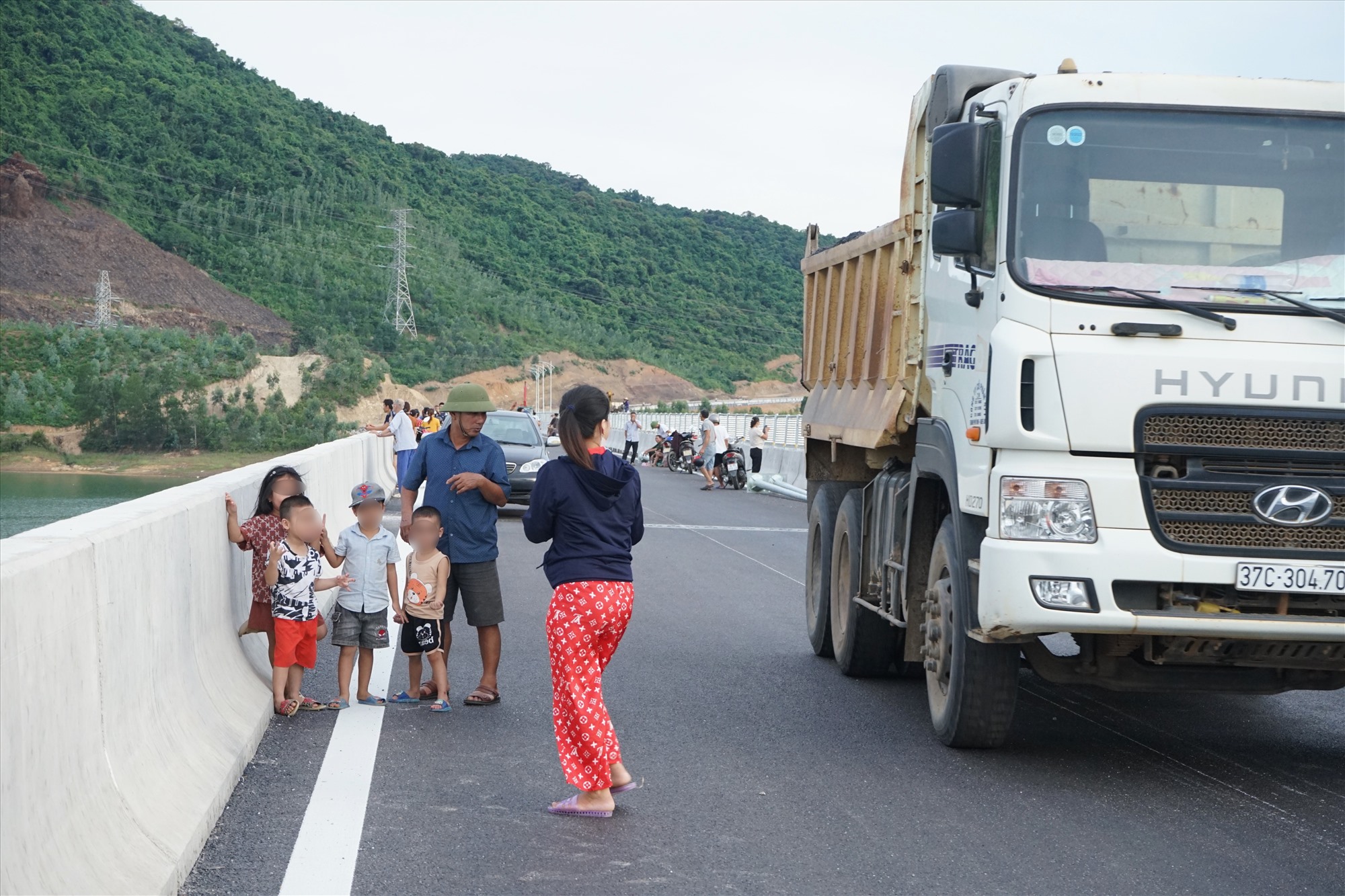 Thậm chí, việc người dân lên cầu (đặc biệt là trẻ nhỏ) còn tiềm ẩn nhiều nguy hiểm khi lượng phương tiện phục vụ thi công đang hoạt động hối hả, đảm bảo việc thông xe dịp 2.9 sắp tới. Ảnh: Quách Du