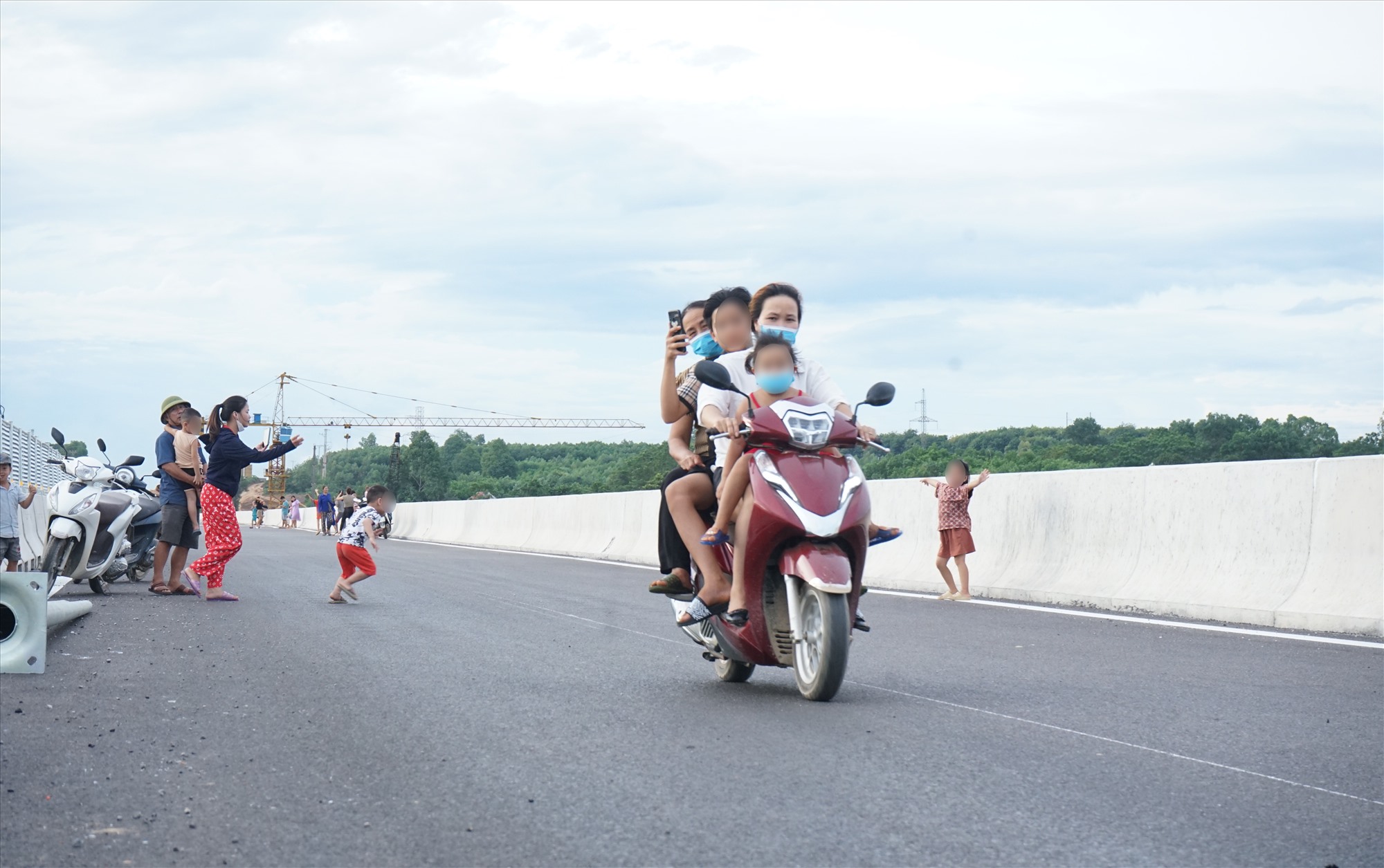 Rất nhiều người dân đổ về cây cầu vượt hồ Yên Mỹ, trên tuyến cao tốc Quốc lộ 45 - Nghi Sơn. Ảnh: Quách Du