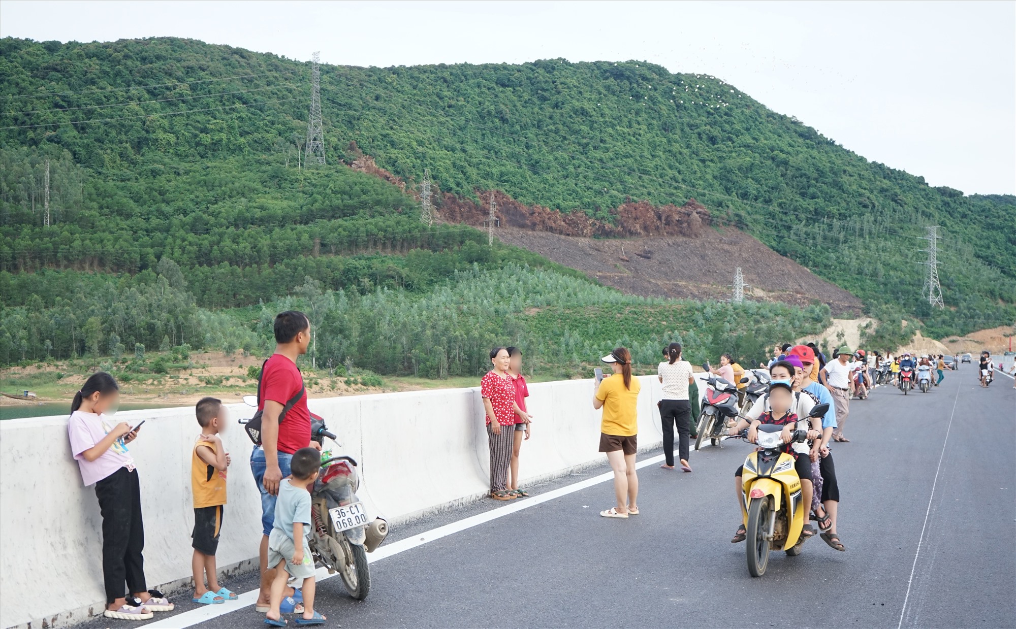 Nhiều trẻ nhỏ được người lớn đưa lên trên cầu để ngắm cảnh, chụp hình lưu niệm. Ảnh: Quách Du