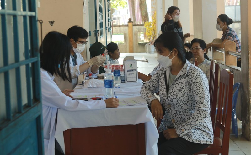 Cán bộ, đoàn viên, người lao động đến đăng ký lấy mẫu xét nghiệm tầm soát bệnh. Ảnh: Mỹ Linh