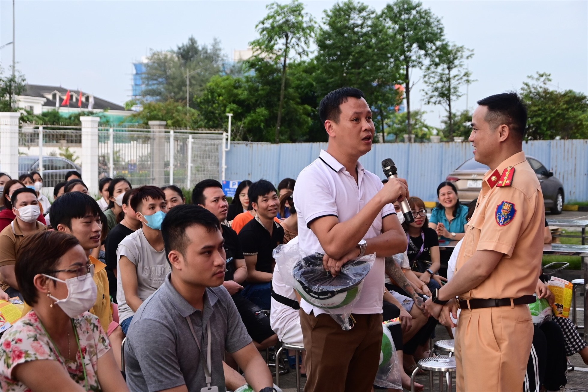 Trạm Cảnh sát giao thông An Hưng tuyên truyền pháp luật về trật tự an toàn giao thông đường bộ tại Công ty TNHH Horn Việt Nam (KCN An Dương). Ảnh: Công an Hải Phòng