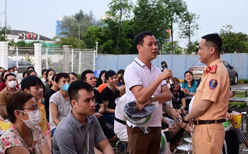 Trạm Cảnh sát giao thông An Hưng tuyên truyền pháp luật về trật tự an toàn giao thông đường bộ tại Công ty TNHH Horn Việt Nam (KCN An Dương). Ảnh: Công an Hải Phòng