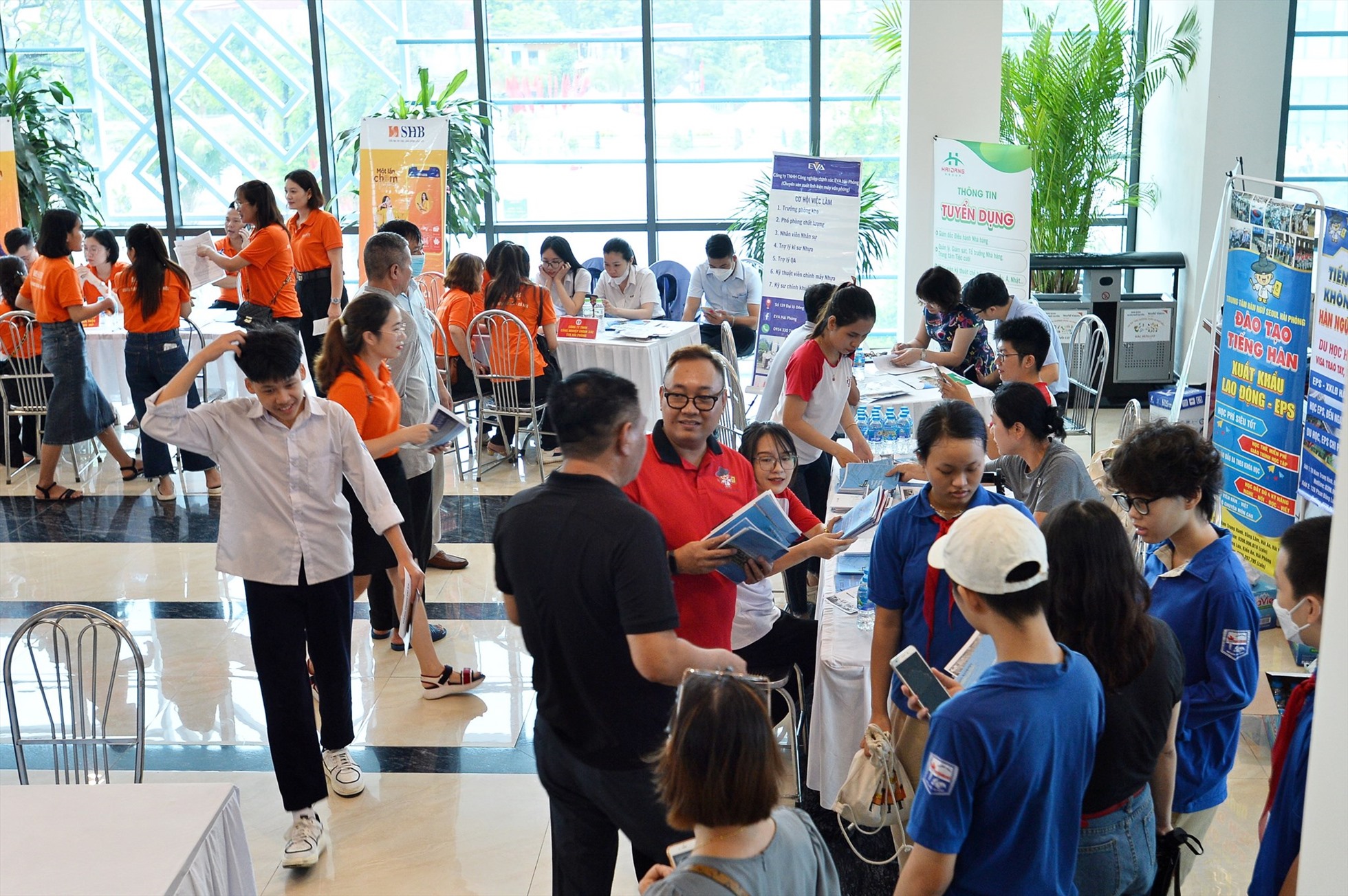 Hơn 1.500 người tham gia Phiên giao dịch việc làm và tư vấn nghề nghiệp quận Ngô Quyền năm 2023. Ảnh: Cổng TTĐT quận Ngô Quyền