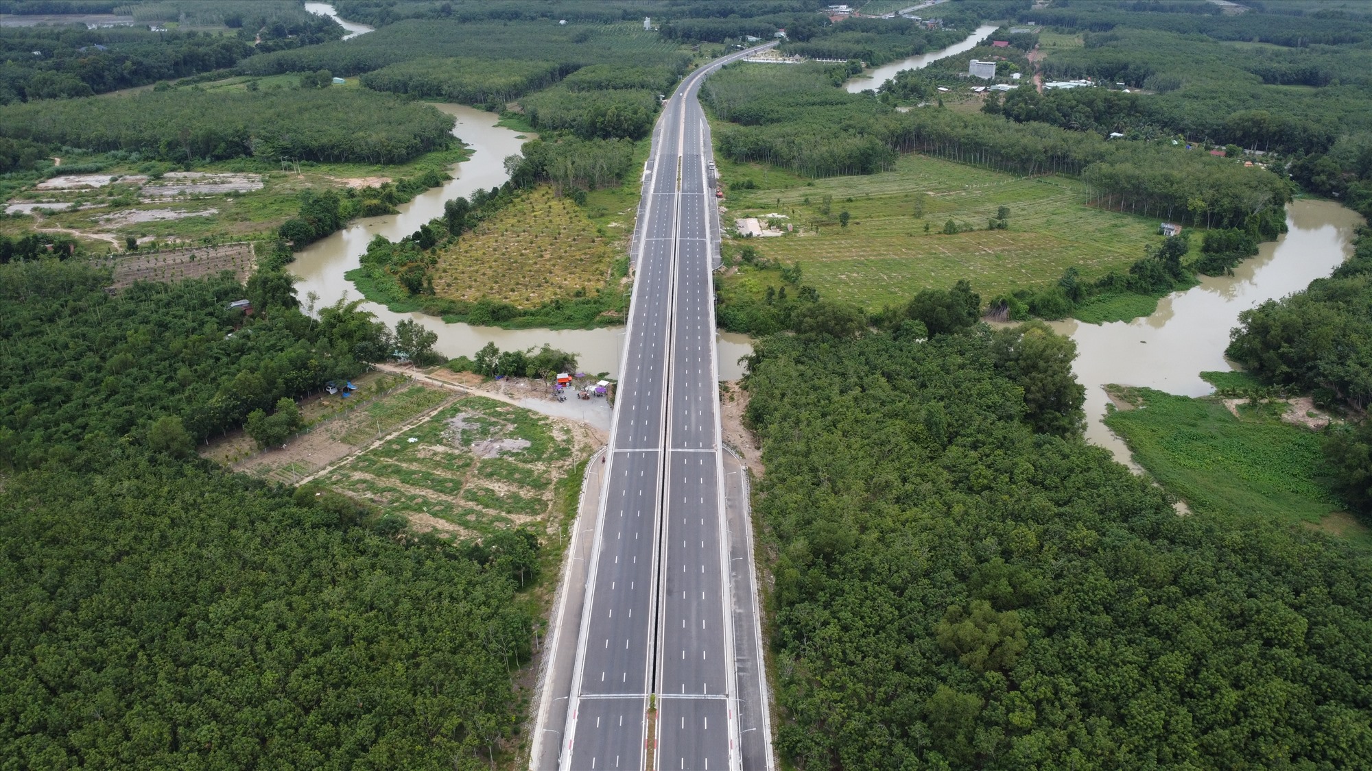 Đây là đường và cầu vượt sông Sài Gòn kết nối Bình Dương Tây Ninh. Điểm đầu của dự án giao với đường ĐT.744, thuộc khu phố 6 thi trấn Dầu Tiếng, tỉnh Bình Dương. Điểm cuối đấu nối vào dự án Đường Đất Sét-Bến Củi do phía Tây Ninh