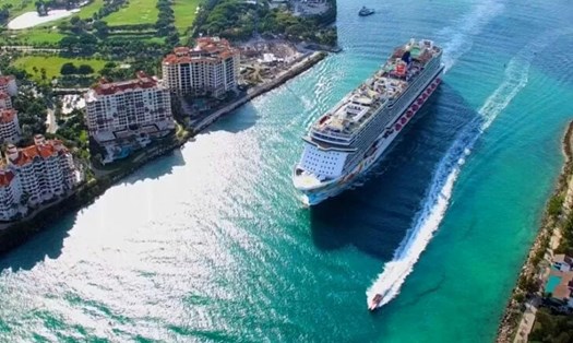 Trải nghiệm mới mẻ, chi phí hợp lý với không gian sang trọng, dịch vụ đạt chuẩn đưa du lịch du thuyền “lên ngôi” trong xu hướng du lịch mới. Ảnh: Travel Off Path