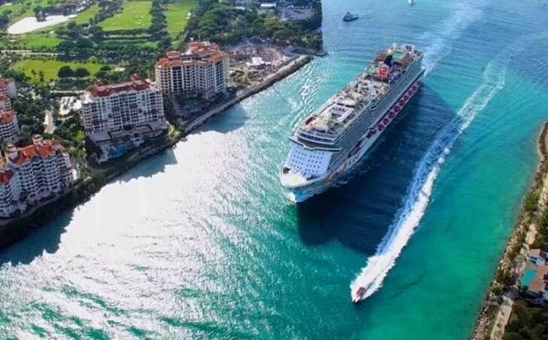 Trải nghiệm mới mẻ, chi phí hợp lý với không gian sang trọng, dịch vụ đạt chuẩn đưa du lịch du thuyền “lên ngôi” trong xu hướng du lịch mới. Ảnh: Travel Off Path