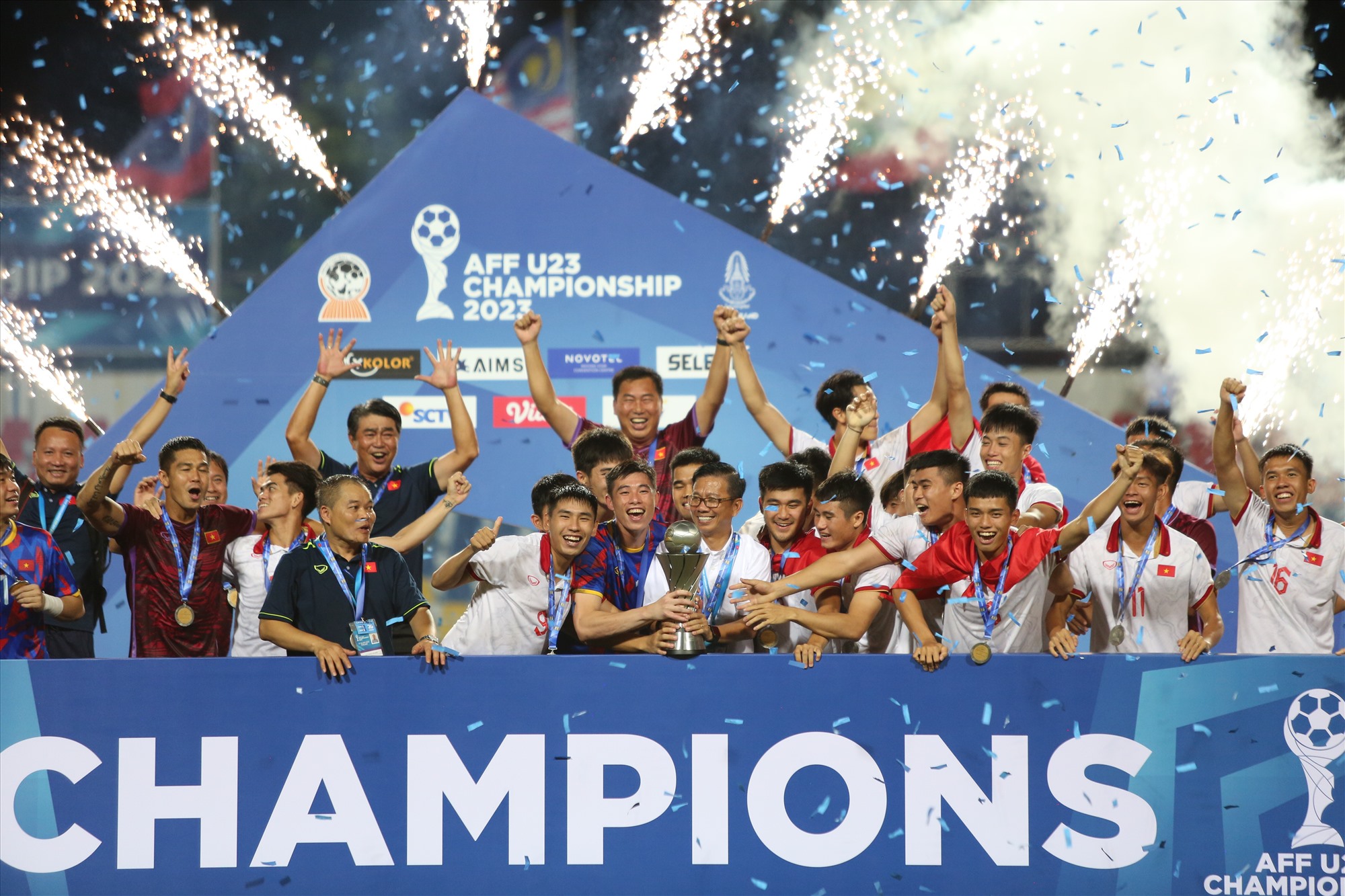 Cảm xúc vỡ oà của toàn đội U23 Việt Nam khi nhận giải dành cho đội vô địch U23 Đông Nam Á 2023.