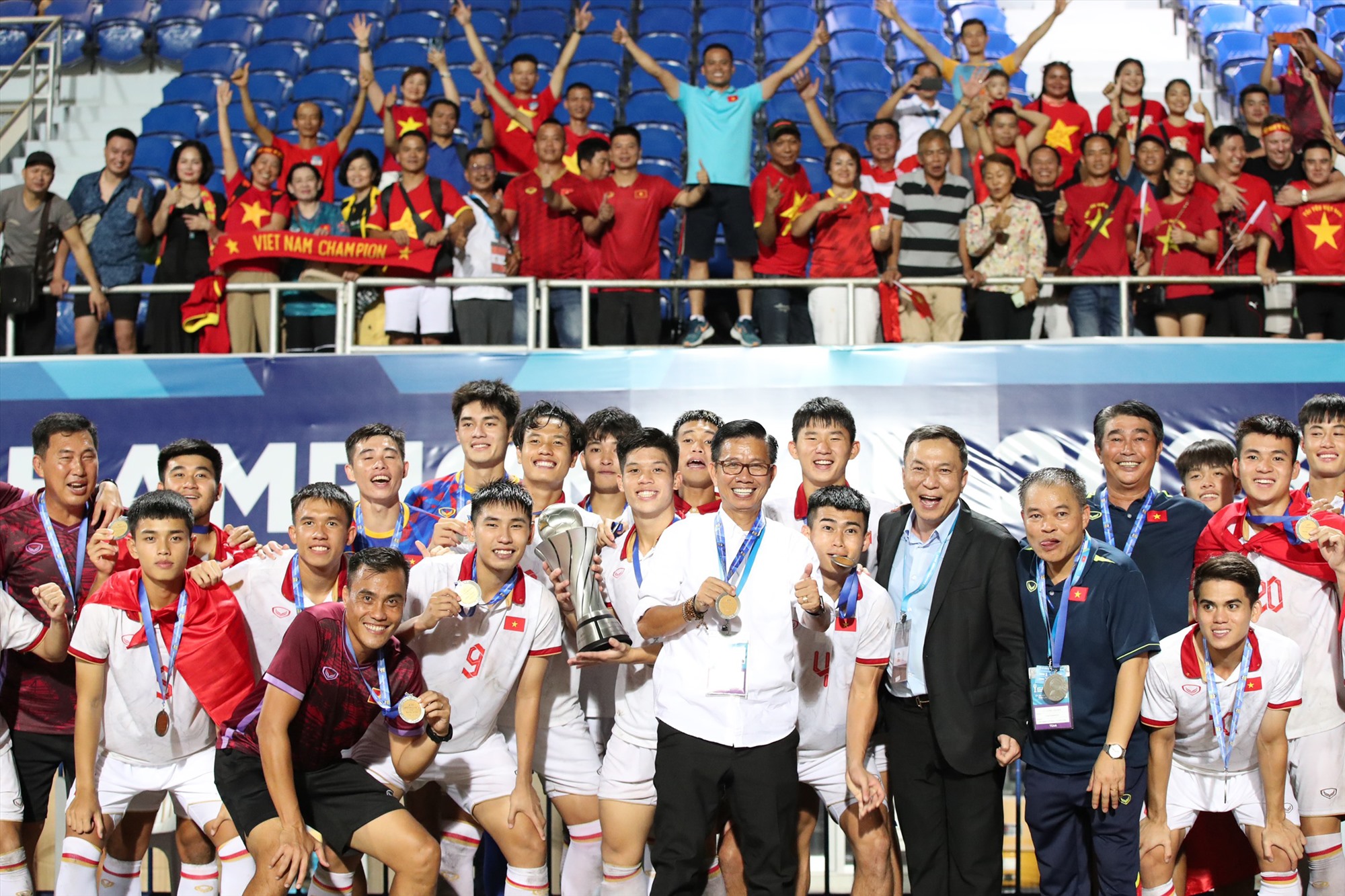 Không ít người hâm mộ đã di chuyển đến tỉnh Rayong (Thái Lan) để cổ vũ và chia vui cùng chức vô địch của U23 Việt Nam.