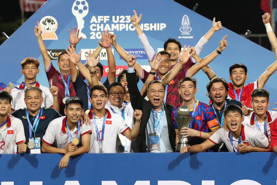 Chủ tịch Liên đoàn bóng đá Việt Nam - ông Trần Quân Tuấn chia vui cùng U23 Việt Nam với chiến tích vừa đạt được.