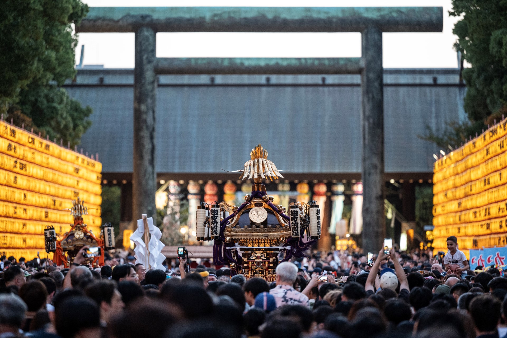 Kiệu "mikoshi" được rước trong lễ hội Mitama Matsuri - một trong những lễ hội Obon mùa hè lớn nhất tại đền Yasukuni ở Tokyo, Nhật Bản. Ảnh: AFP