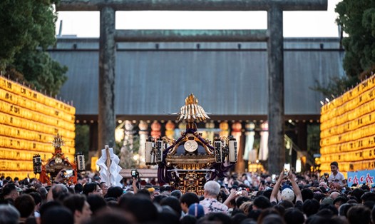 Kiệu "mikoshi" được rước trong lễ hội Mitama Matsuri - một trong những lễ hội Obon mùa hè lớn nhất tại đền Yasukuni ở Tokyo, Nhật Bản. Ảnh: AFP