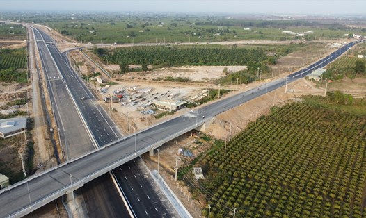 Nút giao tại km0 của cao tốc Phan Thiết - Dầu Giây nối vào đường dẫn ra QL1 tại xã Hàm Kiệm, Hàm Thuận Nam, Bình Thuận để đi Phan Thiết được vận hành cùng tuyến chính từ ngày 29.4. Ảnh: Duy Tuấn