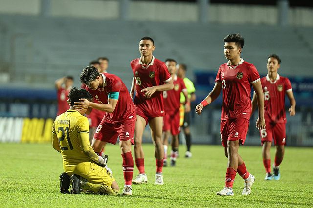 Thủ môn Ernando Ari của U23 Indonesia đá hỏng phạt đền ở loạt luân lưu, khiến đội nhà thua U23 Việt Nam ở chung kết Giải U23 Đông Nam Á 2023. Ảnh: Intagram 